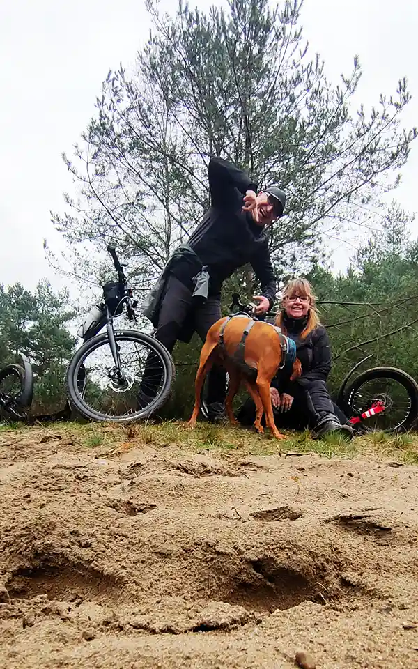 Gabi und Matthias mit Hund und Yedoo Trexx Disc bei Lübeck