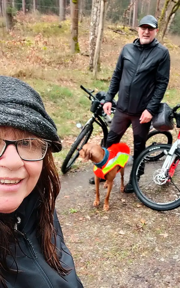 Gabi und Matthias mit Vizsla aus Tour und es regnet in Strömen