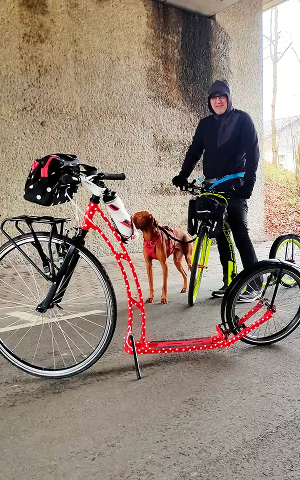 Matthias mit Hund auf dem Crussis Cobra und der Mibo GT im Punktekleid von Gabi